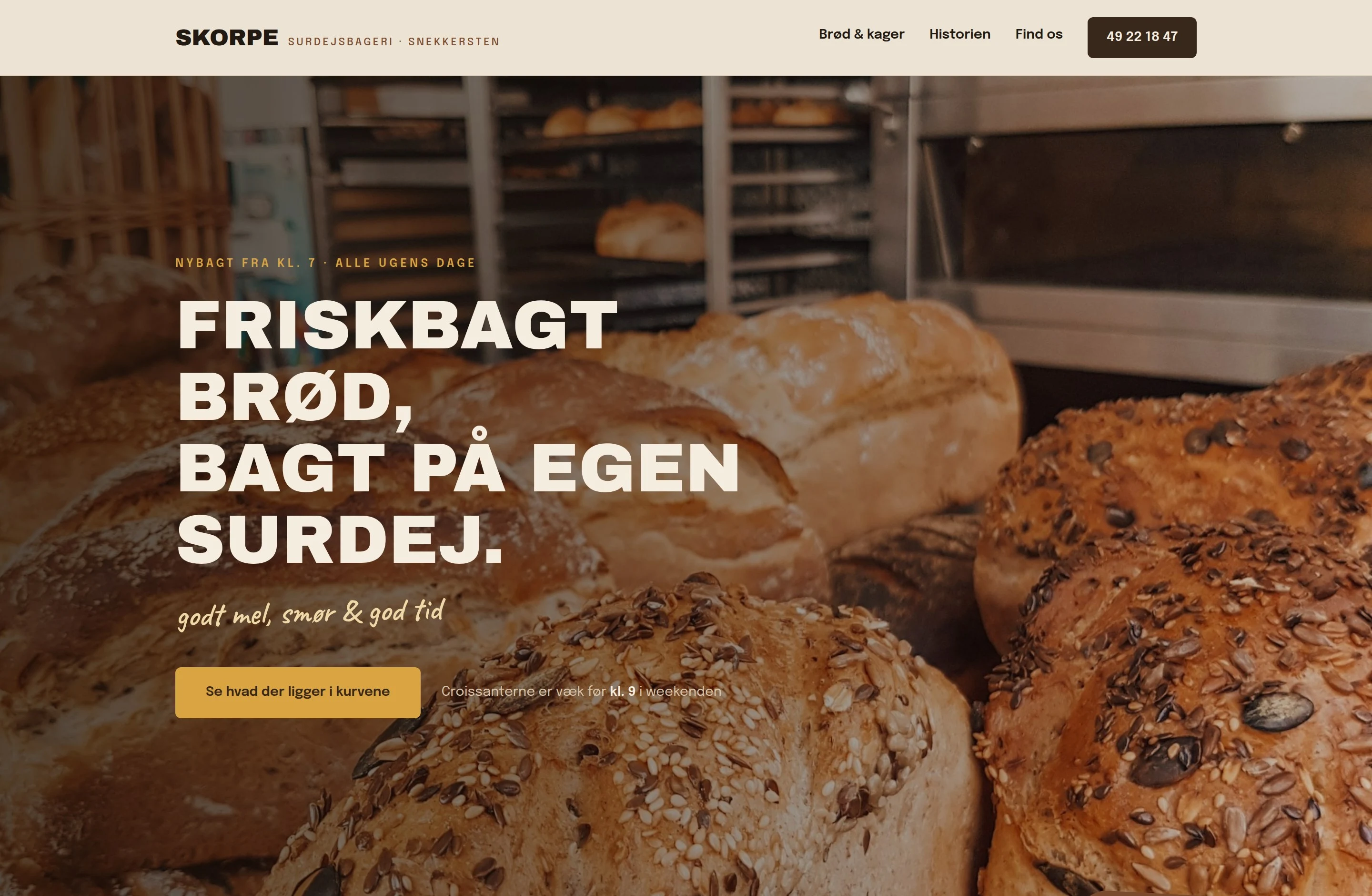 Hjemmeside til et surdejsbageri med gyldne brød i fuld bredde og overskriften »Friskbagt brød, bagt på egen surdej«