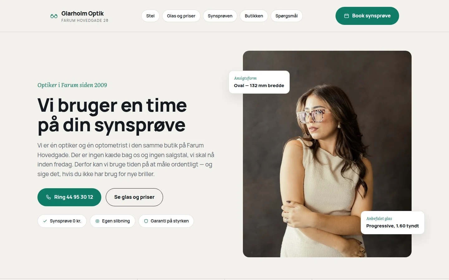 Knækhvid hjemmeside til en optiker med mørkegrøn accent og overskriften »Vi bruger en time på din synsprøve«