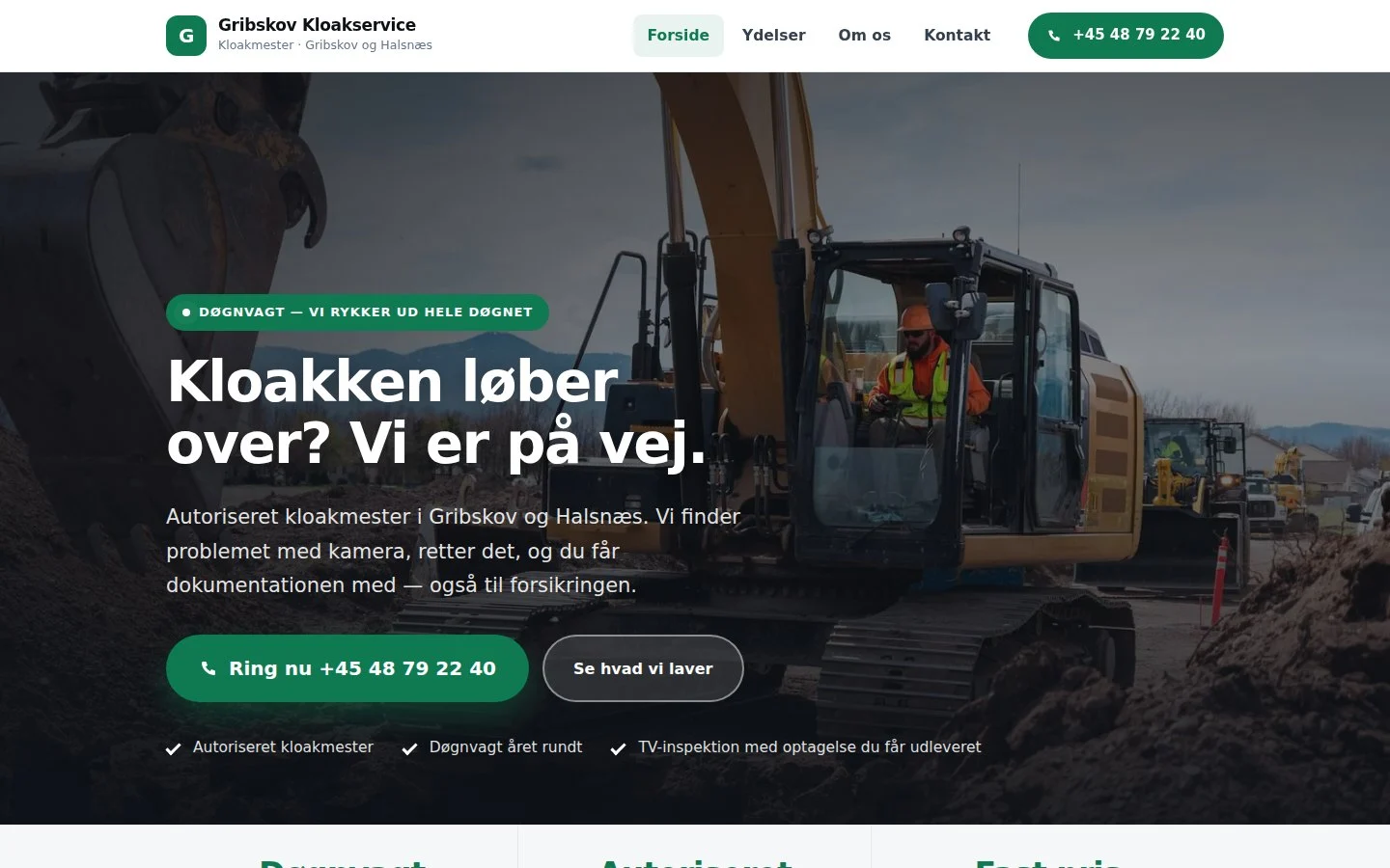 Mørk hjemmeside til en kloakmester med grøn accent, gravemaskine-foto og overskriften »Kloakken løber over? Vi er på vej.«