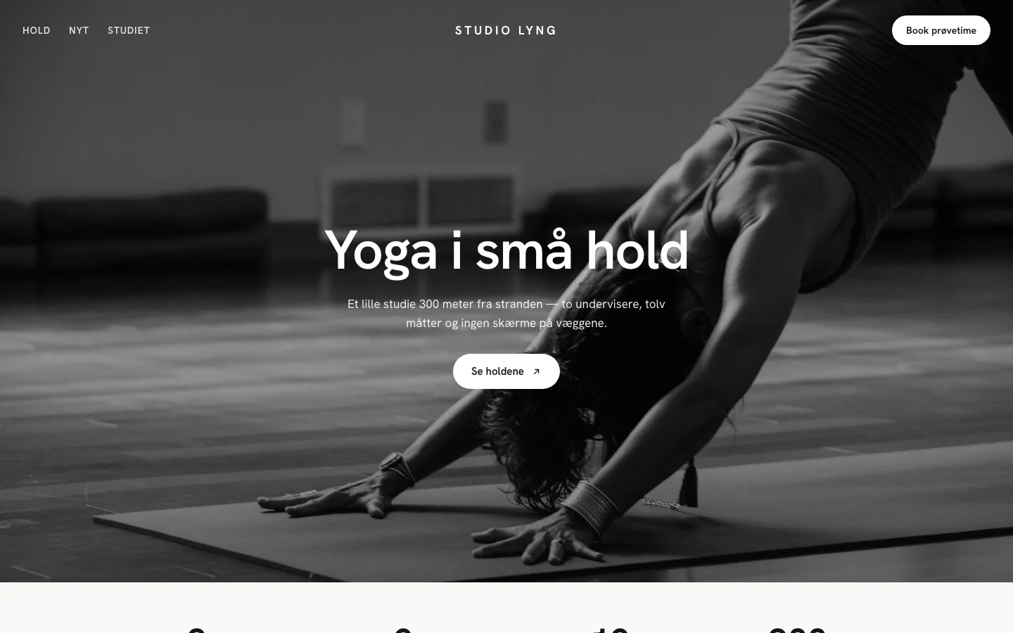 Sort-hvid hjemmeside til et yogastudie med overskriften »Yoga i små hold«