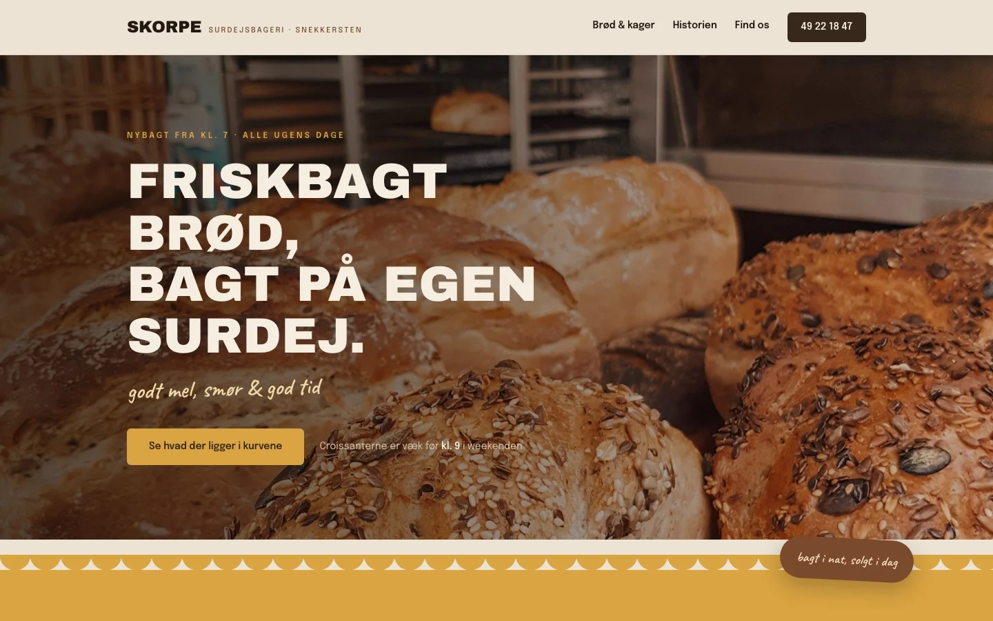 Hjemmeside til et surdejsbageri med gyldne brød i fuld bredde og overskriften »Friskbagt brød, bagt på egen surdej«
