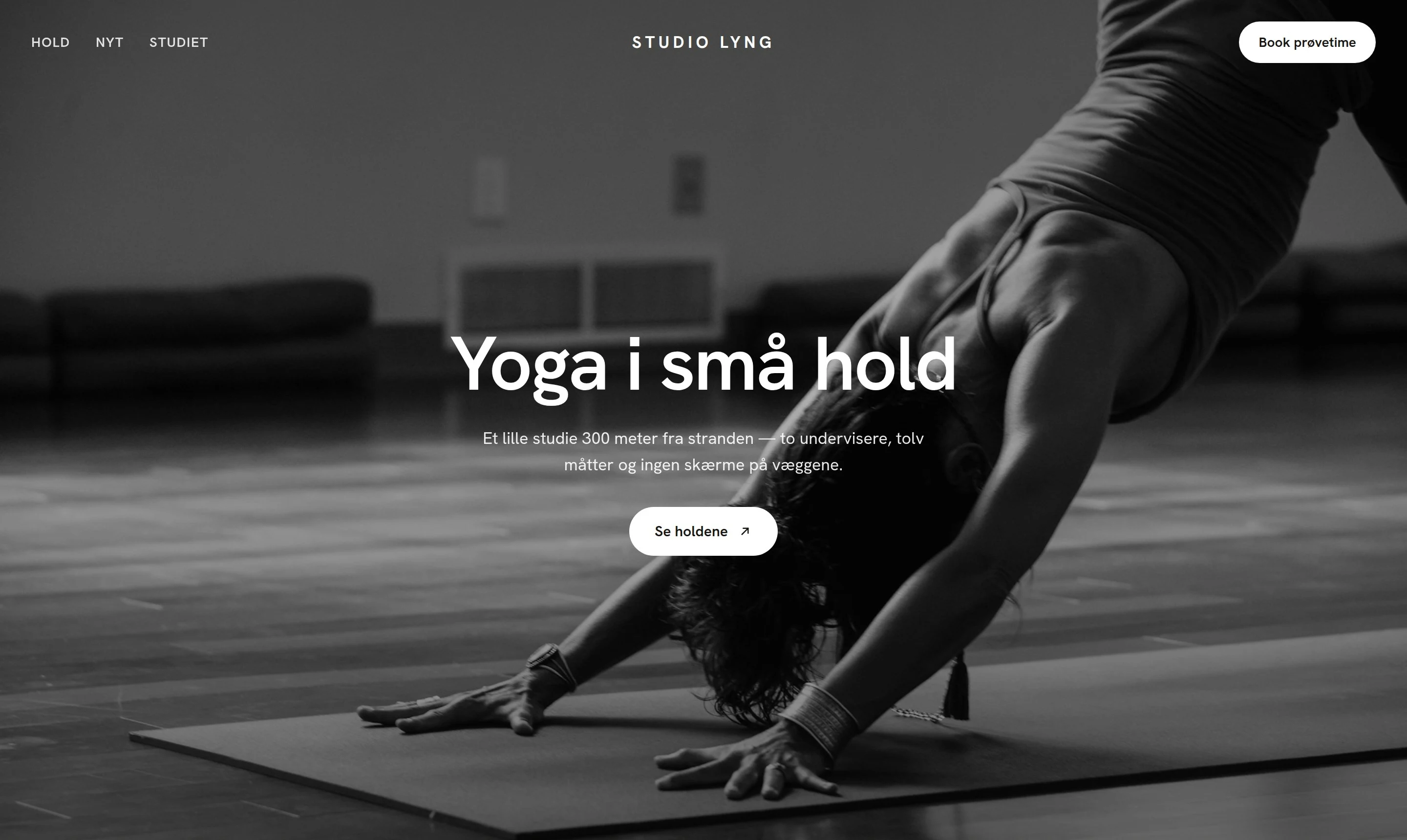 Sort-hvid hjemmeside til et yogastudie med overskriften »Yoga i små hold«